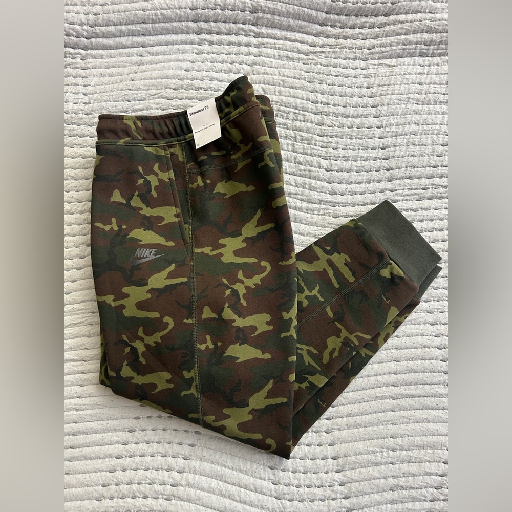 BOYS' NIKE TECH FLEECE
CAMO JOGGER PANTS